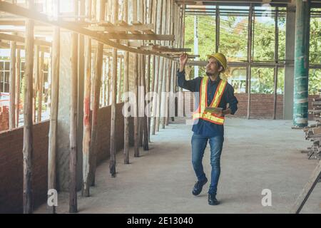 Inspektion durch einen professionellen Ingenieur vor Ort bei der Gebäudekonstruktion Stockfoto