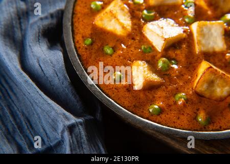 Nahaufnahme von Mattar Paneer oder Hüttenkäse mit Erbsen. Eine vegetarische indische Delikatesse Stockfoto