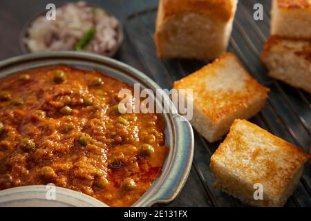 GEKOCHTES BHAJI-CURRY AUF EINER SCHÜSSEL ZUSAMMEN MIT PAV SERVIERT Stockfoto