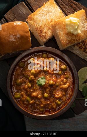 PAV UND BHAJI WURDEN HEISS AUF EINEM HOLZTELLER SERVIERT Stockfoto