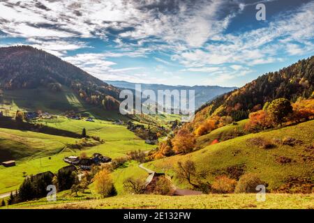 Die Gemeinde Münstertal mit dem Benediktinerkloster St. Trudpert, Herbst, Schwarzwald, Baden-Württemberg, Deutschland Stockfoto