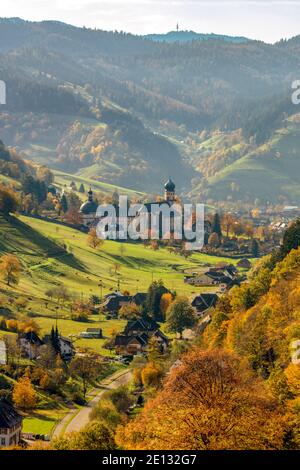 Die Gemeinde Münstertal mit dem Benediktinerkloster St. Trudpert, Herbst, Schwarzwald, Baden-Württemberg, Deutschland Stockfoto