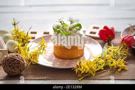 Hausgemachte Osterkuchen Nahaufnahme auf einem Tisch zwischen Blumen und Dekor Details. Osterurlaub Konzept zu Hause. Stockfoto