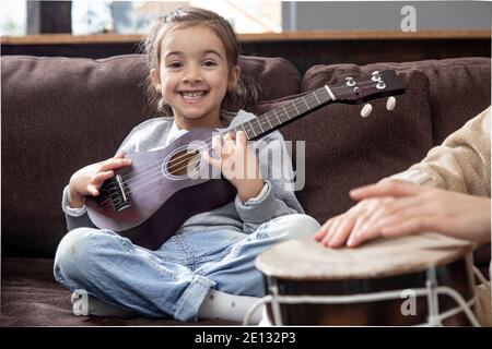 Unterricht auf einem Musikinstrument. Entwicklung von Kindern und Familienwerte. Das Konzept der Freundschaft und Familie von Kindern. Stockfoto