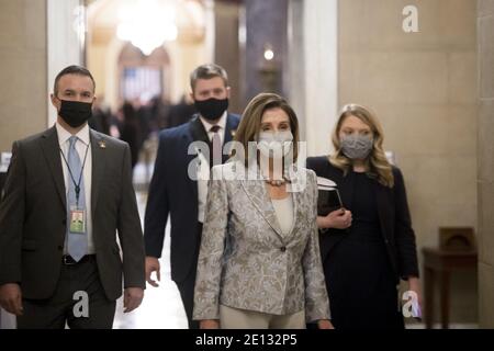 Washington, Usa. Januar 2021. Die Sprecherin des Repräsentantenhauses der Vereinigten Staaten, Nancy Pelosi (Demokratin von Kalifornien), geht von der Kammer des Repräsentantenhauses zu ihrem Büro im US-Kapitol, während der 117. Kongress am Sonntag, den 3. Januar 2021 in Washington, DC tagt. Foto von Rod Lampey/CNP/ABACAPRESS.COM Credit: ABACAPRESS/Alamy Live News Stockfoto
