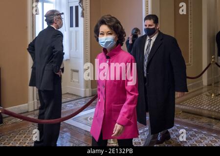 Washington, Usa. Januar 2021. Die US-Verkehrsministerin Elaine Chao geht zum Büro ihres Mannes, der Mehrheitsführerin des US-Senats Mitch McConnell (Republikaner von Kentucky), im US-Kapitol, während der 117. Kongress am Sonntag, den 3. Januar 2021 in Washington, DC tagt. Foto von Rod Lampey/CNP/ABACAPRESS.COM Credit: ABACAPRESS/Alamy Live News Stockfoto