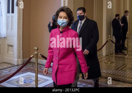 Washington, Usa. Januar 2021. Die US-Verkehrsministerin Elaine Chao geht zum Büro ihres Mannes, der Mehrheitsführerin des US-Senats Mitch McConnell (Republikaner von Kentucky), im US-Kapitol, während der 117. Kongress am Sonntag, den 3. Januar 2021 in Washington, DC tagt. Foto von Rod Lampey/CNP/ABACAPRESS.COM Credit: ABACAPRESS/Alamy Live News Stockfoto