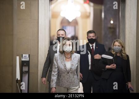 Washington, Usa. Januar 2021. Die Sprecherin des Repräsentantenhauses der Vereinigten Staaten, Nancy Pelosi (Demokratin von Kalifornien), geht von der Kammer des Repräsentantenhauses zu ihrem Büro im US-Kapitol, während der 117. Kongress am Sonntag, den 3. Januar 2021 in Washington, DC tagt. Foto von Rod Lampey/CNP/ABACAPRESS.COM Credit: ABACAPRESS/Alamy Live News Stockfoto