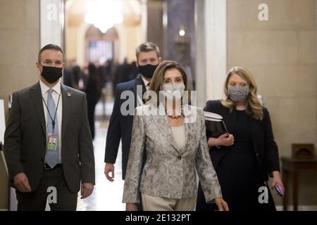 Washington, Usa. Januar 2021. Die Sprecherin des Repräsentantenhauses der Vereinigten Staaten, Nancy Pelosi (Demokratin von Kalifornien), geht von der Kammer des Repräsentantenhauses zu ihrem Büro im US-Kapitol, während der 117. Kongress am Sonntag, den 3. Januar 2021 in Washington, DC tagt. Foto von Rod Lampey/CNP/ABACAPRESS.COM Credit: ABACAPRESS/Alamy Live News Stockfoto