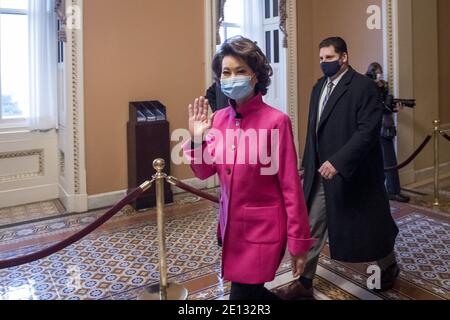 Washington, Usa. Januar 2021. Die US-Verkehrsministerin Elaine Chao geht zum Büro ihres Mannes, der Mehrheitsführerin des US-Senats Mitch McConnell (Republikaner von Kentucky), im US-Kapitol, während der 117. Kongress am Sonntag, den 3. Januar 2021 in Washington, DC tagt. Foto von Rod Lampey/CNP/ABACAPRESS.COM Credit: ABACAPRESS/Alamy Live News Stockfoto