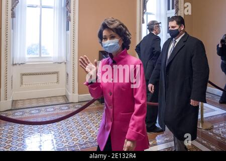 Washington, Usa. Januar 2021. Die US-Verkehrsministerin Elaine Chao geht zum Büro ihres Mannes, der Mehrheitsführerin des US-Senats Mitch McConnell (Republikaner von Kentucky), im US-Kapitol, während der 117. Kongress am Sonntag, den 3. Januar 2021 in Washington, DC tagt. Foto von Rod Lampey/CNP/ABACAPRESS.COM Credit: ABACAPRESS/Alamy Live News Stockfoto