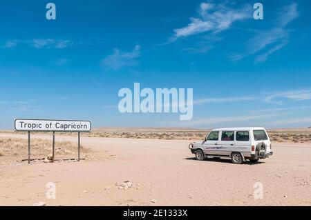 KHOMAS REGION, NAMIBIA - 22. JUNI 2012: Das Wendeschild auf der Straße C14. Ein Fahrzeug ist sichtbar Stockfoto