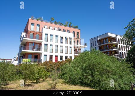 Moderne Apartmenthäuser in grüner Umgebung in Berlin, Deutschland Stockfoto