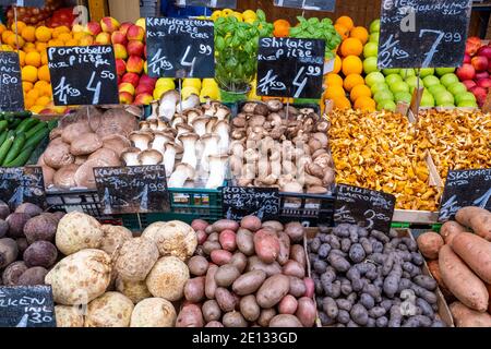 Pilze, Kartoffeln und Früchte zum Verkauf auf einem Markt Stockfoto