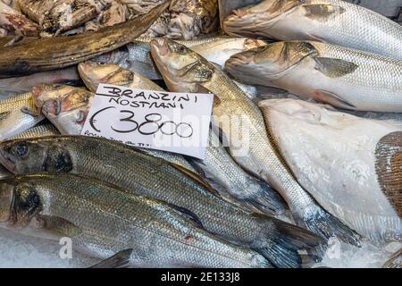 Europäischer Bass zum Verkauf auf einem Markt in Venedig, Italien Stockfoto