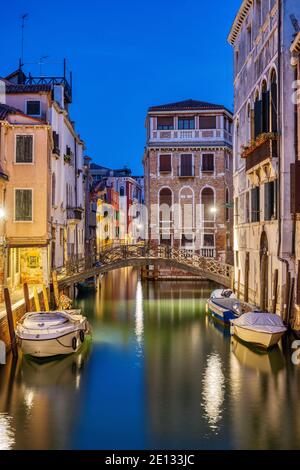 Schöner kleiner Kanal in Venedig bei Nacht Stockfoto