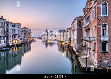 Schönes Morgenlicht am Canale Grande und der Basilika Di Santa Maria della Salute in Venedig Stockfoto