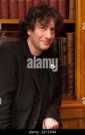 Der Bestseller-Autor Neil Gaiman, fotografiert im Covent Garden Hotel, London, ist seit langem einer der Top-Autoren moderner Comics und schreibt Bücher für Leser jeden Alters. Er ist im Dictionary of Literary Biography als einer der zehn besten lebenden postmodernen Schriftsteller aufgeführt und ist ein produktiver Schöpfer von Werken der Prosa, Poesie, Film, Journalismus, Comics, Liedtexte und Drama. Sein New York Times Bestseller 2001 Roman für Erwachsene, American Gods, wurde mit den Hugo, Nebula, Bram Stoker, SFX und Locus Awards ausgezeichnet, wurde für viele andere Auszeichnungen nominiert, darunter den World Fantasy Award A Stockfoto