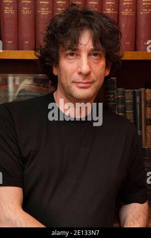 Der Bestseller-Autor Neil Gaiman, fotografiert im Covent Garden Hotel, London, ist seit langem einer der Top-Autoren moderner Comics und schreibt Bücher für Leser jeden Alters. Er ist im Dictionary of Literary Biography als einer der zehn besten lebenden postmodernen Schriftsteller aufgeführt und ist ein produktiver Schöpfer von Werken der Prosa, Poesie, Film, Journalismus, Comics, Liedtexte und Drama. Sein New York Times Bestseller 2001 Roman für Erwachsene, American Gods, wurde mit den Hugo, Nebula, Bram Stoker, SFX und Locus Awards ausgezeichnet, wurde für viele andere Auszeichnungen nominiert, darunter den World Fantasy Award A Stockfoto