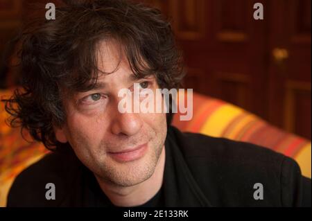 Der Bestseller-Autor Neil Gaiman, fotografiert im Covent Garden Hotel, London, ist seit langem einer der Top-Autoren moderner Comics und schreibt Bücher für Leser jeden Alters. Er ist im Dictionary of Literary Biography als einer der zehn besten lebenden postmodernen Schriftsteller aufgeführt und ist ein produktiver Schöpfer von Werken der Prosa, Poesie, Film, Journalismus, Comics, Liedtexte und Drama. Sein New York Times Bestseller 2001 Roman für Erwachsene, American Gods, wurde mit den Hugo, Nebula, Bram Stoker, SFX und Locus Awards ausgezeichnet, wurde für viele andere Auszeichnungen nominiert, darunter den World Fantasy Award A Stockfoto