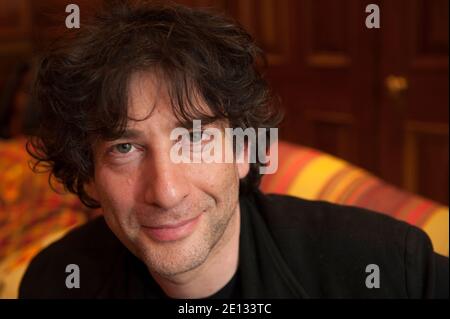 Der Bestseller-Autor Neil Gaiman, fotografiert im Covent Garden Hotel, London, ist seit langem einer der Top-Autoren moderner Comics und schreibt Bücher für Leser jeden Alters. Er ist im Dictionary of Literary Biography als einer der zehn besten lebenden postmodernen Schriftsteller aufgeführt und ist ein produktiver Schöpfer von Werken der Prosa, Poesie, Film, Journalismus, Comics, Liedtexte und Drama. Sein New York Times Bestseller 2001 Roman für Erwachsene, American Gods, wurde mit den Hugo, Nebula, Bram Stoker, SFX und Locus Awards ausgezeichnet, wurde für viele andere Auszeichnungen nominiert, darunter den World Fantasy Award A Stockfoto