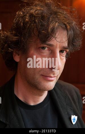 Der Bestseller-Autor Neil Gaiman, fotografiert im Covent Garden Hotel, London, ist seit langem einer der Top-Autoren moderner Comics und schreibt Bücher für Leser jeden Alters. Er ist im Dictionary of Literary Biography als einer der zehn besten lebenden postmodernen Schriftsteller aufgeführt und ist ein produktiver Schöpfer von Werken der Prosa, Poesie, Film, Journalismus, Comics, Liedtexte und Drama. Sein New York Times Bestseller 2001 Roman für Erwachsene, American Gods, wurde mit den Hugo, Nebula, Bram Stoker, SFX und Locus Awards ausgezeichnet, wurde für viele andere Auszeichnungen nominiert, darunter den World Fantasy Award A Stockfoto