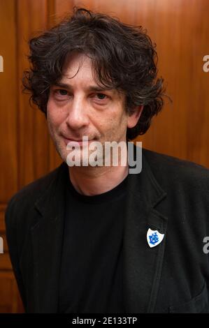 Der Bestseller-Autor Neil Gaiman, fotografiert im Covent Garden Hotel, London, ist seit langem einer der Top-Autoren moderner Comics und schreibt Bücher für Leser jeden Alters. Er ist im Dictionary of Literary Biography als einer der zehn besten lebenden postmodernen Schriftsteller aufgeführt und ist ein produktiver Schöpfer von Werken der Prosa, Poesie, Film, Journalismus, Comics, Liedtexte und Drama. Sein New York Times Bestseller 2001 Roman für Erwachsene, American Gods, wurde mit den Hugo, Nebula, Bram Stoker, SFX und Locus Awards ausgezeichnet, wurde für viele andere Auszeichnungen nominiert, darunter den World Fantasy Award A Stockfoto