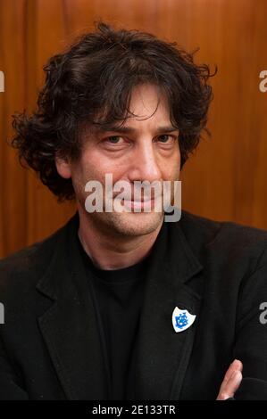 Der Bestseller-Autor Neil Gaiman, fotografiert im Covent Garden Hotel, London, ist seit langem einer der Top-Autoren moderner Comics und schreibt Bücher für Leser jeden Alters. Er ist im Dictionary of Literary Biography als einer der zehn besten lebenden postmodernen Schriftsteller aufgeführt und ist ein produktiver Schöpfer von Werken der Prosa, Poesie, Film, Journalismus, Comics, Liedtexte und Drama. Sein New York Times Bestseller 2001 Roman für Erwachsene, American Gods, wurde mit den Hugo, Nebula, Bram Stoker, SFX und Locus Awards ausgezeichnet, wurde für viele andere Auszeichnungen nominiert, darunter den World Fantasy Award A Stockfoto