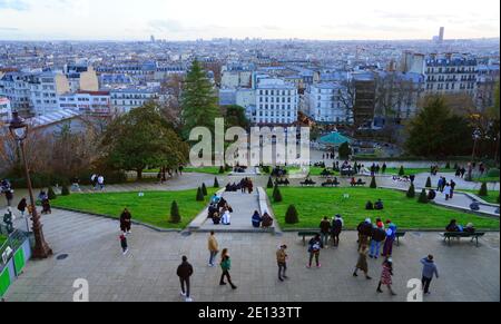 PARIS, FRANKREICH -20 DEZ 2020- Landschaftsansicht der Dächer von Paris vom Montmartre-Hügel im 18. Arrondissement von Paris aus gesehen. Stockfoto
