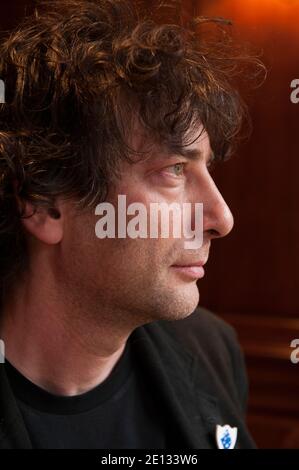 Der Bestseller-Autor Neil Gaiman, fotografiert im Covent Garden Hotel, London, ist seit langem einer der Top-Autoren moderner Comics und schreibt Bücher für Leser jeden Alters. Er ist im Dictionary of Literary Biography als einer der zehn besten lebenden postmodernen Schriftsteller aufgeführt und ist ein produktiver Schöpfer von Werken der Prosa, Poesie, Film, Journalismus, Comics, Liedtexte und Drama. Sein New York Times Bestseller 2001 Roman für Erwachsene, American Gods, wurde mit den Hugo, Nebula, Bram Stoker, SFX und Locus Awards ausgezeichnet, wurde für viele andere Auszeichnungen nominiert, darunter den World Fantasy Award A Stockfoto