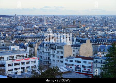 PARIS, FRANKREICH -20 DEZ 2020- Landschaftsansicht der Dächer von Paris vom Montmartre-Hügel im 18. Arrondissement von Paris aus gesehen. Stockfoto