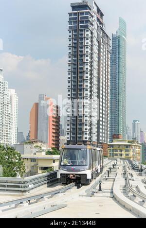 Bangkok, Thailand - 19 Decemmber, 2020: Die goldene Linie des elektrischen Zuges kommt zum Bahnhof Krung Thon Buri Stockfoto