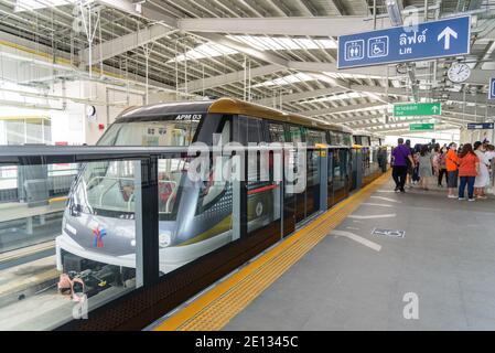 Bangkok, Thailand - 19 Decemmber, 2020: Die goldene Linie des elektrischen Zuges kommt zum Bahnhof Krung Thon Buri Stockfoto