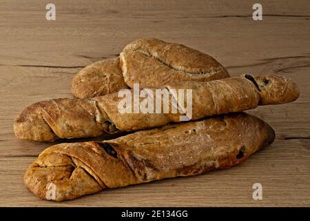 Pane rustico spezzato su tavolo di legno vista dai fronte Stockfoto