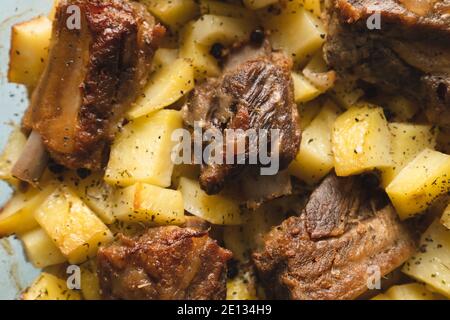 Nahaufnahme der Schüssel mit gebackenen Kartoffeln und Schweinefleisch Fleisch Rippchen traditionelle Küche Stockfoto