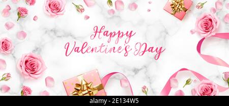 Valentinstag Hintergrund mit Rosenblüten und Rosenknospen. Rosenblüten mit rosa Band und Geschenkboxen auf Marmor Hintergrund. realistischer 3D-Vektor Stock Vektor
