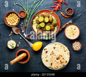 Falafel frittierte Kugeln aus Kichererbsen.frisch vegetarische Falafel.Arabische Küche Stockfoto