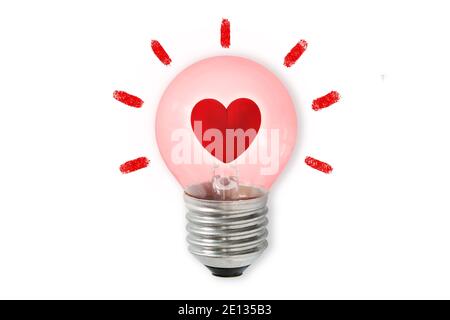Rosa Glühbirne mit Herz auf weißem Hintergrund - Konzept Der Herz- und Hirnverbindung Stockfoto