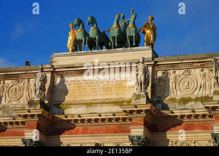 PARIS, FRANKREICH -18 DEC 2020- der Triumphbogen, ein Triumphbogen zu Ehren Napoleons, gegenüber dem Louvre und dem Louvre Stockfoto