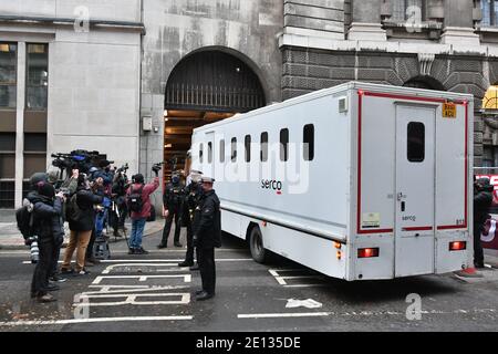 Mitglieder der Medien Filmen und fotografieren einen Gefängniswagen, der vor einem Urteil im Auslieferungsfall Julian Assange in Old Bailey, London, ankommt. WikiLeaks-Gründer Assange, 49, wird in 18 Anklagepunkten angeklagt und beschuldigt, Computer zu hacken und eine Verschwörung zur Beschaffung und Offenlegung nationaler Verteidigungsinformationen zu haben. Stockfoto