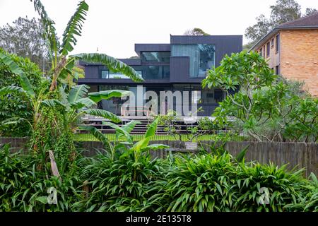 Modernes und zeitgemäßes Sydney Haus in Avalon Beach mit Grün Und tropischer Garten hinter dem Haus, Sydney, Australien Stockfoto