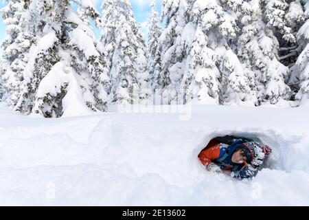 Junge lag in Iglu er gemacht Stockfoto