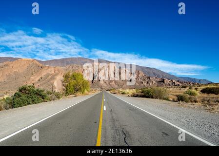 Leere Straße in der Wüste Puna, Argentinien, Provinz Salta, Anden Stockfoto