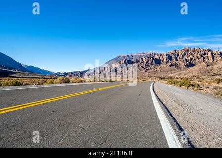 Leere Straße in der Wüste Puna, Argentinien, Provinz Salta, Anden Leere Straße in der Wüste Puna, Argentinien, Provinz Salta, Anden Stockfoto
