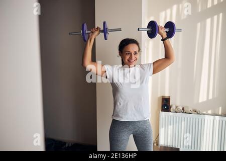 Fröhliche Frau, die im Fitnessstudio trainieren Stockfoto