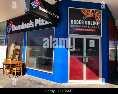 Kapstadt, Südafrika - 4. Dezember 2020: Domino's Pizza Take Away Restaurant auf der Hauptstraße geschlossen, wegen Rezession und Pandemie-bedingte Caus Stockfoto