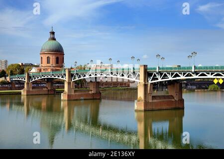 Saint-Pierre-Brücke über den Fluss Garonne & Dome of Saint Josephs Kapelle Toulouse Frankreich Stockfoto