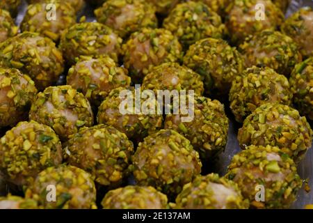 Pistazie rollte Vanille aromatisierte Energiekugeln in Nahaufnahme Stockfoto