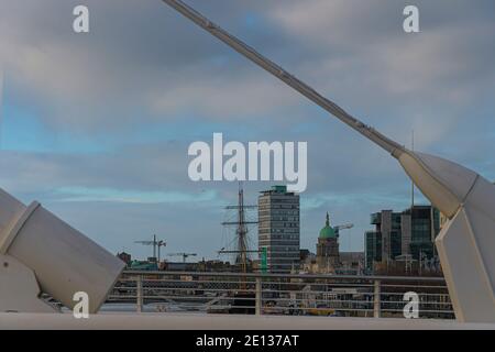 Blick auf das Stadtzentrum von Dublin von der Samuel Beckett Bridge Stockfoto