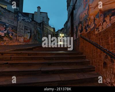 Blick auf Bland's Cliff mit sehr steilen Straßen und Treppen In der Abenddämmerung Stockfoto